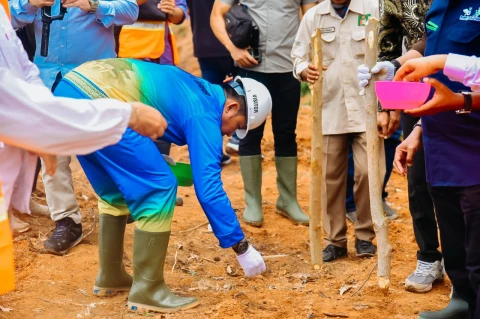 Potret Pj. Bupati Batubara H.W Marpaung tampak melakukan penanaman perdana dalam program PSR dan padi gogo di Desa Laut Tador, Kec. Laut Tador, Batu Bara.