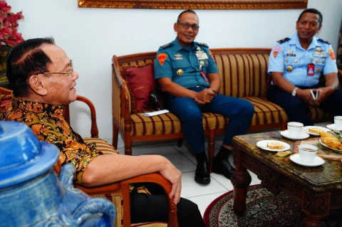 Kunjungan kehormatan atau anjangsana ke kediaman mantan Panglima TNI Jenderal TNI (Purn) Endriartono Sutarto