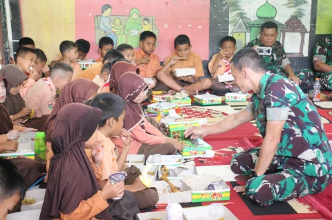 Letkol Inf Yudy Ardiyan Saputro berbaur dengan Puluhan Anak SDN 12 Perlayuan