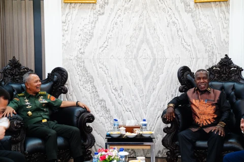 Letjen TNI Richard Tampubolon dan Edison Gwijangge