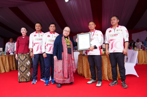 Penyerahan piagam penghargaan rekor muri dari Jaya Suprana