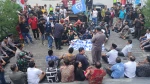 Diguyur Hujan, Mahasiswa Nias Tetap Orasi di DPRD: Tuntut Reformasi dan Turunkan Harga LPG!