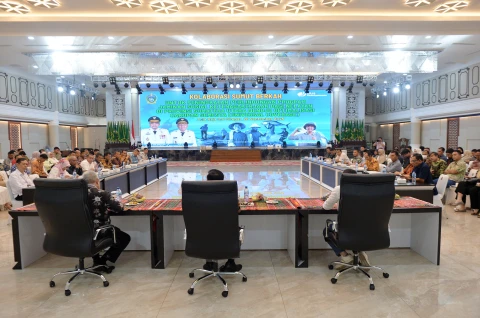 Togap Simangungsong membuka Rapat Koordinasi serta Pelaksanaan Implementasi Penyelenggaraan Program Jaminan Sosial Ketenagakerjaan khususnya pekerja rentan nelayan dan pembudi daya ikan di Aula Raja Inal Siregar Lantai 2 Kantor Gubernur Sumut Jalan Diponegoro Kota Medan, Jumat (26/9).