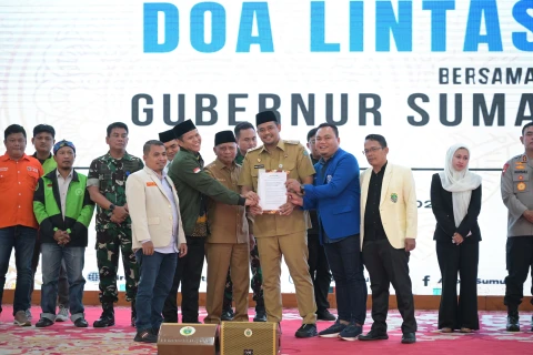 Bobby Afif Nasution bersama Wakil Gubernur Sumut Surya dan Forkopimda, melakukan doa lintas agama bersama sejumlah aliansi buruh, mahasiswa dan abang Ojol di Aula Tengku Rizal Nurdin, Jalan Sudirman No 41 Medan, Selasa (02/09/2025) 