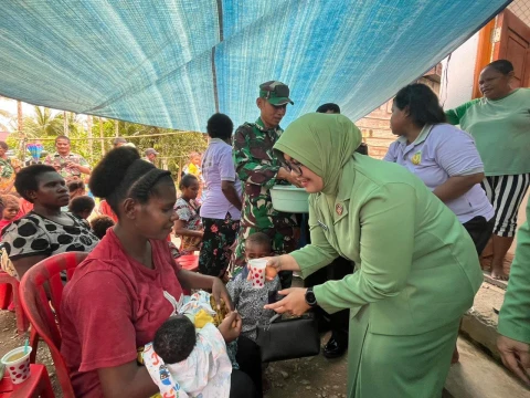 Pemberian Makanan Tambahan Kepada Balita Jelang Peringatan HUT Ke-80 TNI