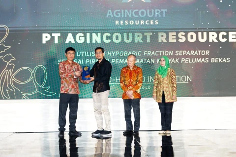 Superintendent Environmental Monitoring PT Agincourt Resources, Bayu Ariyanto, menerima penghargaan Emas kategori Eco-Hazard Innovation di ajang EPSA 2025 dari Kepala Dinas Lingkungan Hidup dan Kehutanan Jawa Tengah, Widi Hartanto, Minggu (31/8/2025).