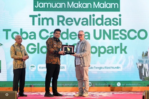 Gubernur Sumut Bobby Nasution dan Wakil Gubernur Sumut Surya menjamu makan malam Tim Revalidasi Kaldera Toba UNESCO Global Geopark di Aula Tengku Rizal Nurdin, Rumah Dinas Gubernur Sumut, Jalan Sudirman No. 41, Medan, baru-baru ini.