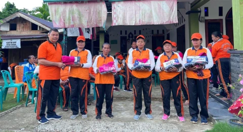 Kepala Desa Sogar Johan Wesley, saat memberikan bantuan PMT, Susu, dan seragam.