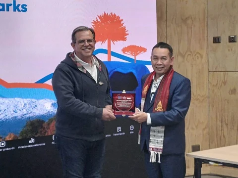 GM BP Toba Caldera UNESCO Global Geopark, Azizul Kholis, memberikan plakat kenang-kenangan kepada Presiden Dewan Eksekutif GGN, Zouros Nikolaos. 