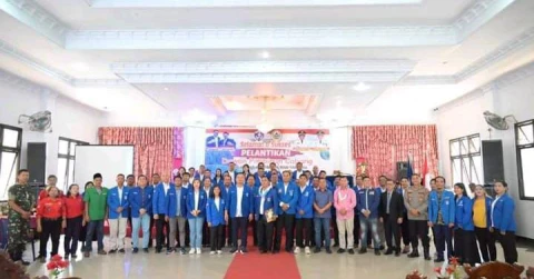 Bupati Tapanuli Tengah, Masinton Pasaribu, diwakili Plt. Kadis Pertanian Kabupaten Tapteng, Jinto Siburian (Pakaian warna merah jambu) bersama tamu undangan, foto bareng pengurus DPC GAMKI Masa Bakti 2025-2028.