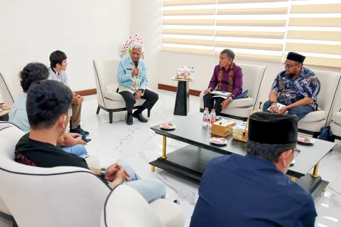 Surya menerima audensi Aliansi Pejuang Reformasi Agraria (APARA) di Kantor Gubernur Jalan Diponegoro 30, Medan, Kamis (25/9/2025).