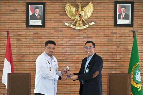 Bobby Afif Nasution, beserta Wakil Gubernur Surya didampingi OPD Pemprov menerima kunjungan PT Garuda Indonesia di Anjungan Lantai 9 Kantor Gubernur, Rabu (10/09/2025).