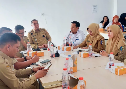Wabup Batu Bara Syafrizal saat memimpin rapat evaluasi terkait penyaluran bantuan pangan beras tahun 2025, di Aula CC Kantor Bupati.