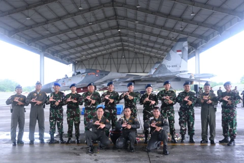 Peserta upacara tradisi yang digelar di Shelter Skadron Udara 11, Lanud Sultan Hasanuddin, Makassar, Rabu (10/9/2025).