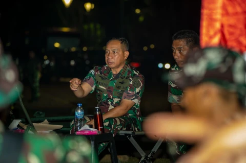 Jenderal TNI Agus Subiyanto duduk berbaur makan malam bersama seluruh prajurit TNI