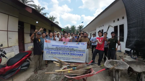 Pengurus dan anggota PUK SPPK FSPMI PT. KCN, bersama Manajemen PT. KCN, Staf dan Karyawan PT. KCN foto bersama usai kegiatan gotroy bersama.