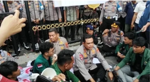 Irjen Pol Whisnu Hermawan Februanto turun langsung menemui mahasiswa