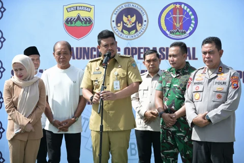 Bobby Afif Nasution bersama Kapoldasu Irjen Pol Whisnu Hermawan Februanto, Pangdam I/BB Mayjen TNI Rio Firdianto, Ketua DPRD Sumut Erni Ariyanti, meresmikan peluncuran operasional dapur SPPG Menarhanud 2/SSM Kodam I/BB di Mako Menarhanun 2/SSM Deliserdang, Senin (01/09/2025). 
