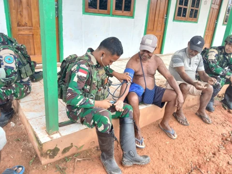 Pelayanan Kesehatan TNI di Kanggewot