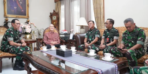 Anjangsana TNI ke Jenderal TNI (Purn) Try Sutrisno