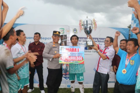 Penyerahan Piala Juara 1 Sepak Bola Pelajar ke SMA Bintang Timur 