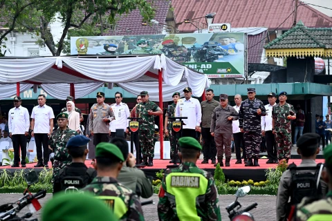 Apel Gelar Pasukan Patroli Gabungan Simpatik untuk Indonesia Damai di Lapangan Benteng, Medan, Rabu (10/9).