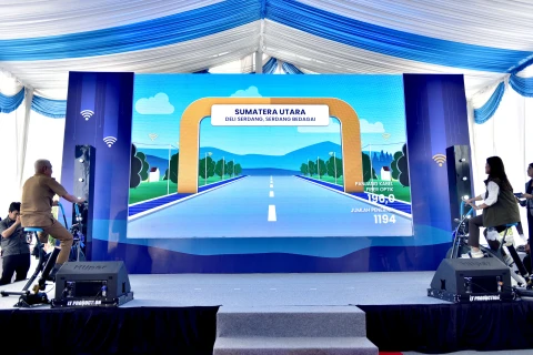 Surya mendampingi Menteri Komunikasi dan Digital (Komdigi) Republik Imndonesia, Meutya Hafid meluncurkan Program Kampung Internet 2025 di Desa Kramat Gajah, Kecamatan Galang, Kabupaten Deliserdang, Senin (29/9/2025).