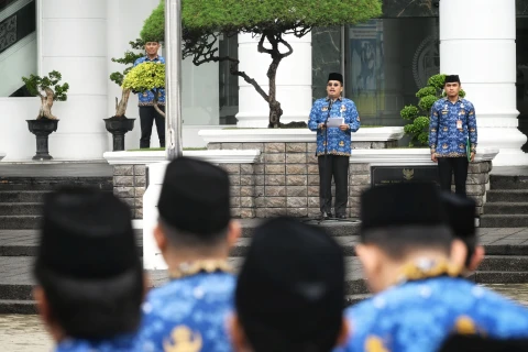 Togap Simangunsong menjadi Pembina Upacara Hari Kesadaran Nasional di Lapangan Apel Kantor Gubernur Sumut, Jalan Diponegoro No. 30, Medan, Rabu (17/9/2025). 