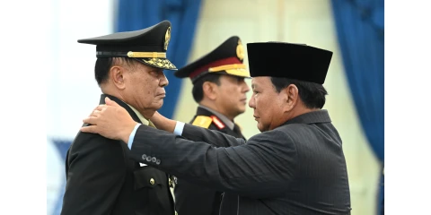 Presiden Prabowo menganugerahkan pangkat Jenderal TNI Kehormatan kepada Letnan Jenderal TNI (Purn.) Djamari Chaniago