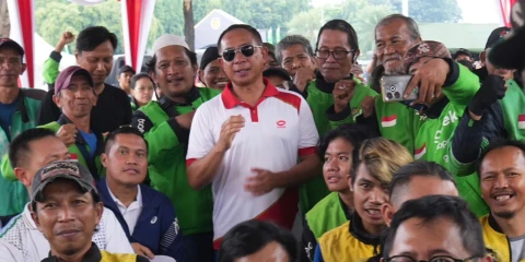 Jenderal TNI Agus Subiyanto bersama driver ojek online 