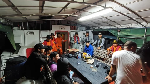 Bakamla RI Selamatkan 8 Nelayan di Perairan Makassar