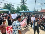 Aktivis Mahasiswa & Pemuda Geruduk Kantor Desa, Tuntut Kades Berhentikan Kadus 8