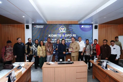 Bupati H. Baharuddin diabadikan bersama kepada rombongan Anggota Komite II DPD RI, pihak PT. Inalum serta Sekda dan OPD Batu Bara, di ruang rapat Dirut Lt. 8.