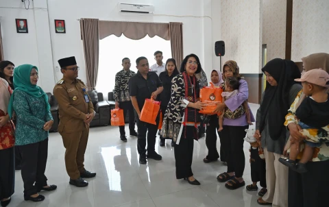 Dita Togap Simangunsong melaksanakan Kunjungan Kerja, Sosialisasi AD/ART dan Pemberian Bantuan Sosial Pencegahan Stunting di Aula Gedung Baplitbangda Kota Padangsidimpuan, Selasa (9/9/2025). 