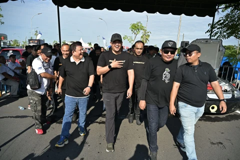 Bobby Nasution menyaksikan drag ruce dan drag bike yang berjudul "The Batle of Engine Drag Race dan Drag Bike" yang memperebutkan trophy Gubernur Sumatera Utara tahun 2025. Batle drag rice dan drag bike ini berlangsung di Stadion Utama Sumatera Utara, 20-21 September 2025.