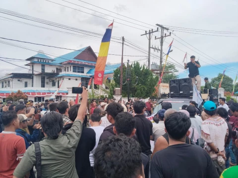 Ratusan massa yang tergabung dalam Gerakan Pemuda dan Masyarakat Tapanuli Tengah Bersatu, melakukan aksi unjuk rasa di depan Kantor DPRD Tapteng.