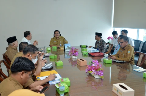 Togap Simangunsong memimpin rapat tindak lanjut revitalisasi Sekolah Rakyat di Kota Padangsidimpuan yang berlangsung di Ruang Rapat Sekretaris Daerah Provinsi Sumut, Kantor Gubernur Sumut Jalan Diponegoro 30, Kota Medan, Senin (15/9).