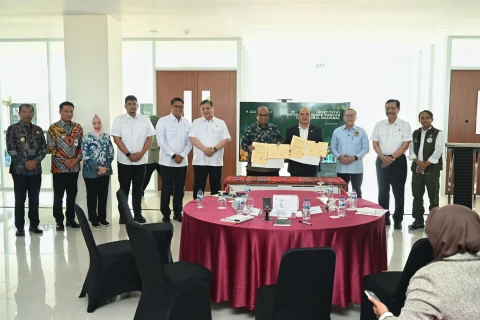 Bobby Nasution menghadiri kunjungan lapangan Ketua Dewan Ekonomi Nasional, Luhut Binsar Panjaitan bersama Menko Pangan RI Zulkifli Hasan, Menko Perekonomian RI Airlangga Hartarto dan Menteri Kehutanan Raja Juli Antoni di Taman Sains Teknologi Herbal dan Holtikultura (TSTH2), Kecamatan Pollung, Kabupaten Humbang Hasundutan, Jum'at (19/9/2025).