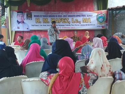 Anggota DPRD Sumut, H.M. Havez Lc, MA dari Dapil Sumut 1 sedang reses di Jl.Garu I Medan, Kamis sore (5/10) dan dihadiri&nbsp;Sekcam Medan Amplas, Awaluddin dan Seklur Harjo Sari I, Leni Rangkuty