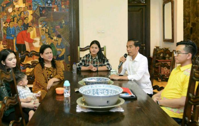 Jokowi dan keluarga setelah rapat persiapan pernikahan Kahiyang Ayu, di Solo, Minggu (29/10).