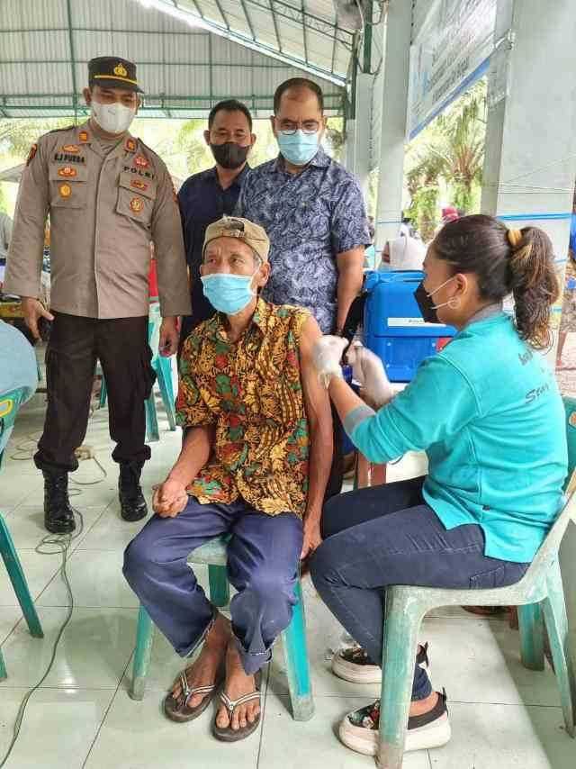 Pemkab Langkat Bersama Pabrik Aqua Vaksinasi Masyarakat di Sei Bingai
