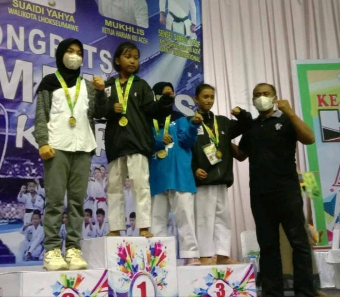 Penyematan medali bagi para juara Karate Kajati Aceh Cup II, di Lhokseumawe, Minggu (24/10).