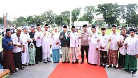 Walikota Binjai bersama peserta peringatan Hari Santri di Binjai, Sabtu (22/10)