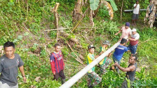 Prajurit TNI bersama sama warga perbaiki saluran air bersih 