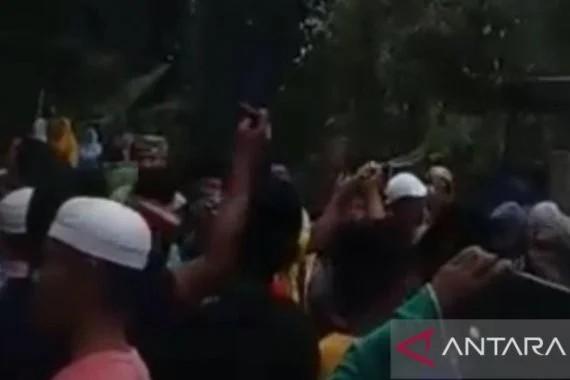 Aksi pengepungan terhadap mobil Binmas saat mendatangi Pondok Pesantren Al-Islah di Pamekasan, Jawa Timur, Kamis (27/10/2022).