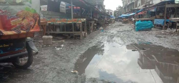 Kondisi pasar rakyat di Tanjung Morawa, Deliserdang, Kamis (6/10).