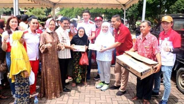 Bakti Sosial cek kesehatan dan pengobatan gratis, di Lapangan Merdeka Jalan Sutomo, Minggu (30/10/2022)