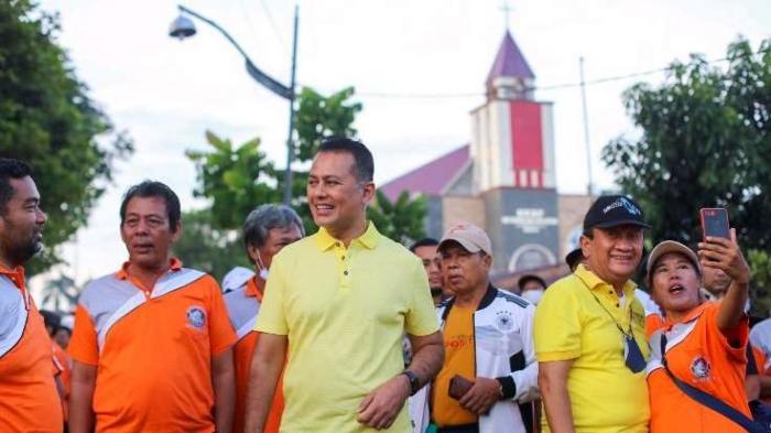 Musa Rajekshah melepas ratusan peserta Jalan Sehat Parheheon HKBP Resort Simpang Marindal Medan, yang digelar di Lapangan Brigif Widuri Marindal Medan, Sabtu (15/10).