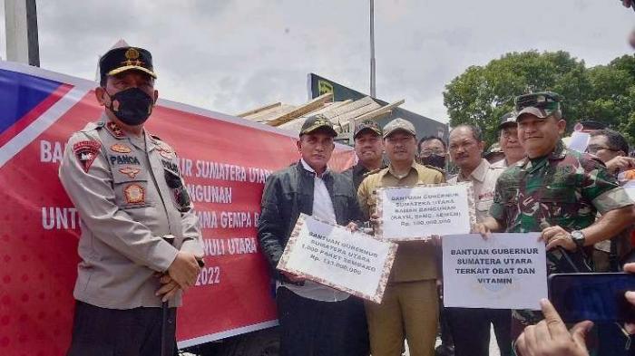 Gubsu Edy Rahmayadi bersama Pangdam I/Bukit Barisan Mayjen TNI Achmad Daniel Chardin dan Kapolda Sumut, Irjen Pol RZ Panca Putra Simanjuntak menyerahkan bantuan di posko gempa Tapanuli Utara, Senin (3/10/2022).