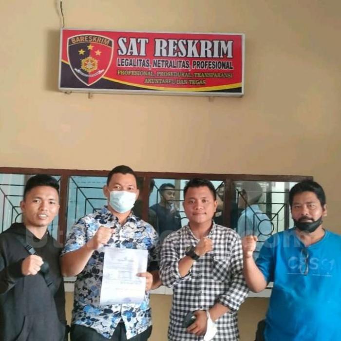 Aktifis Mahasiswa, Raju Firmanda Hutagalung (No 2 Kanan) dan Ofdyan Sadi (Pertama Dari Kiri) mendampingi Damler Brismanto Hutagalung / Pedagang Kain (No 2 Dari Kiri) bersama saksi, Pahala Siregar.